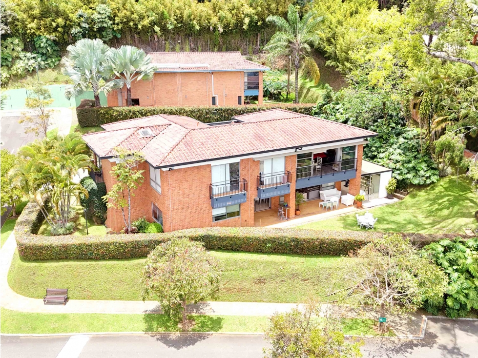 Casa en venta con zona verde Poblado Medellin CA-POB-0440 MLS# 263973