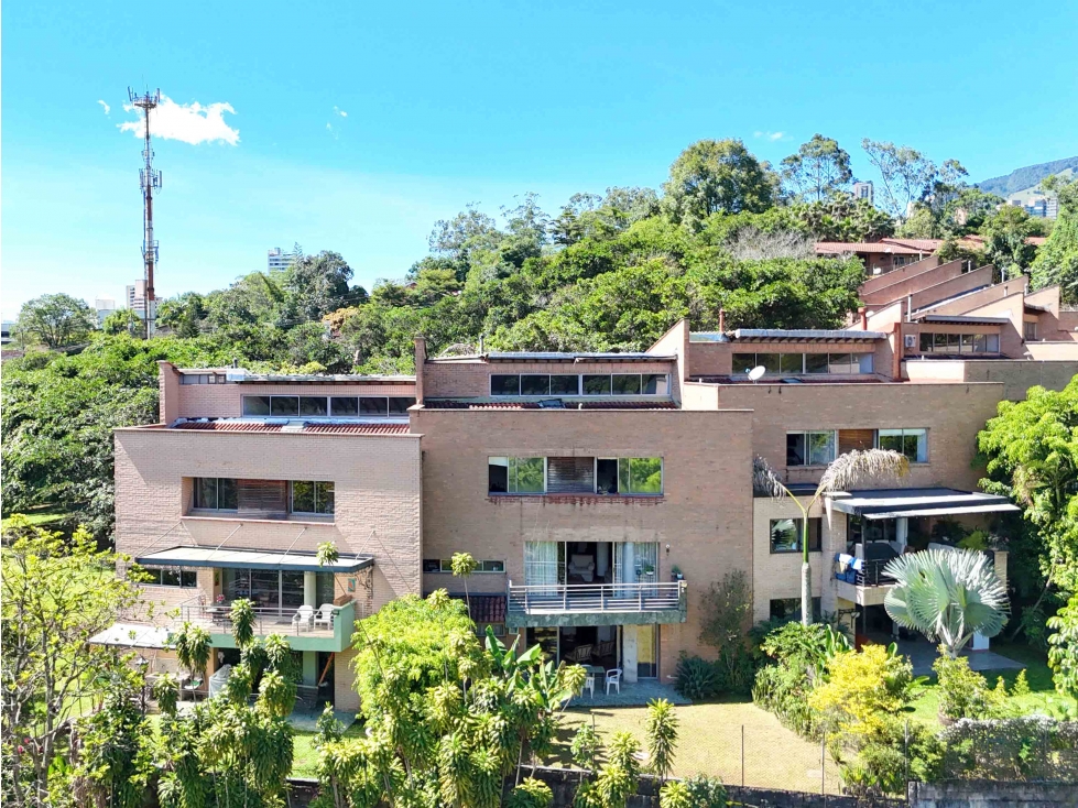 Casa con jardin en venta Envigado Benedictinos MLS# 266145