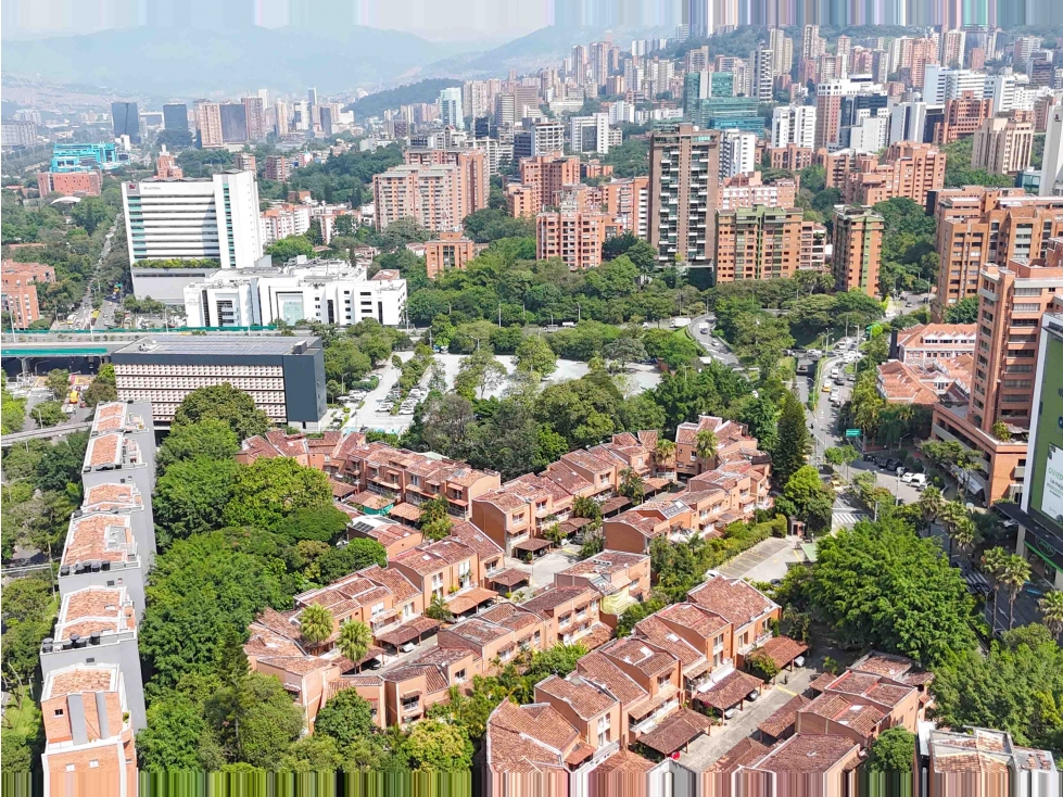 Casa esquinera unidad cerrada en venta Oviedo Medellin CA-POB-0350