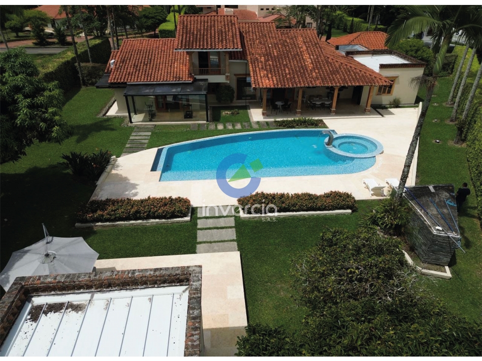 Vida de lujo en Cerritos: piscina, aire puro y sol garantizado