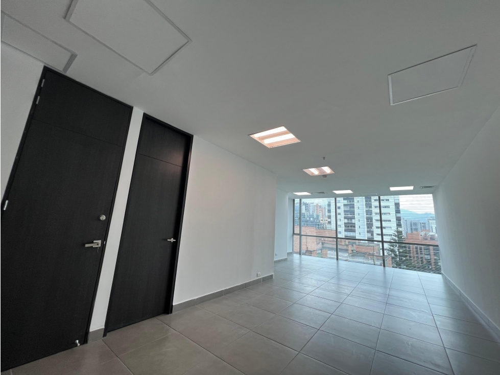Arriendo oficina en moderno Ed Empresarial sector Milla de oro Poblado