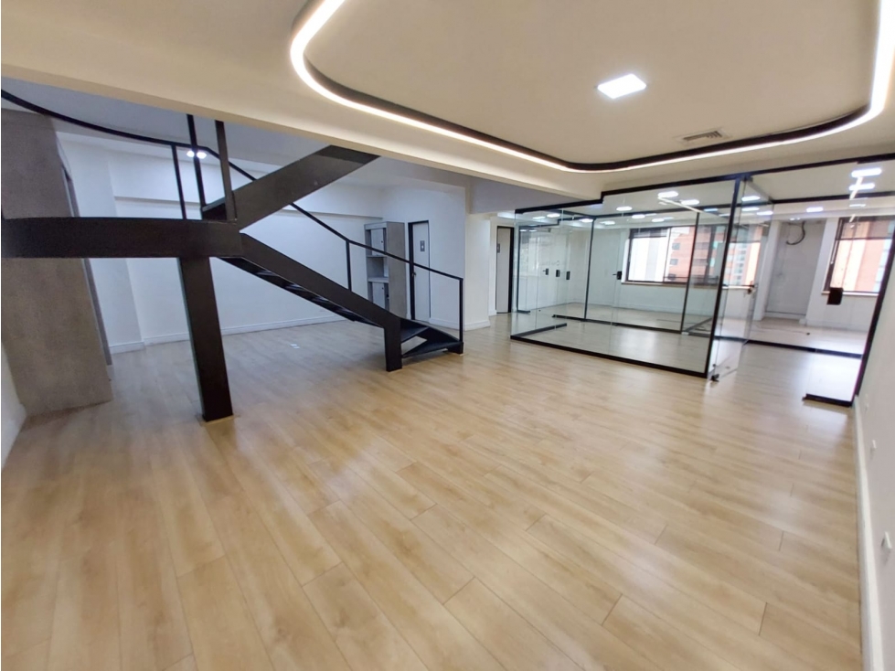 Venta de oficina dùplex reformada en Milla de oro el Poblado