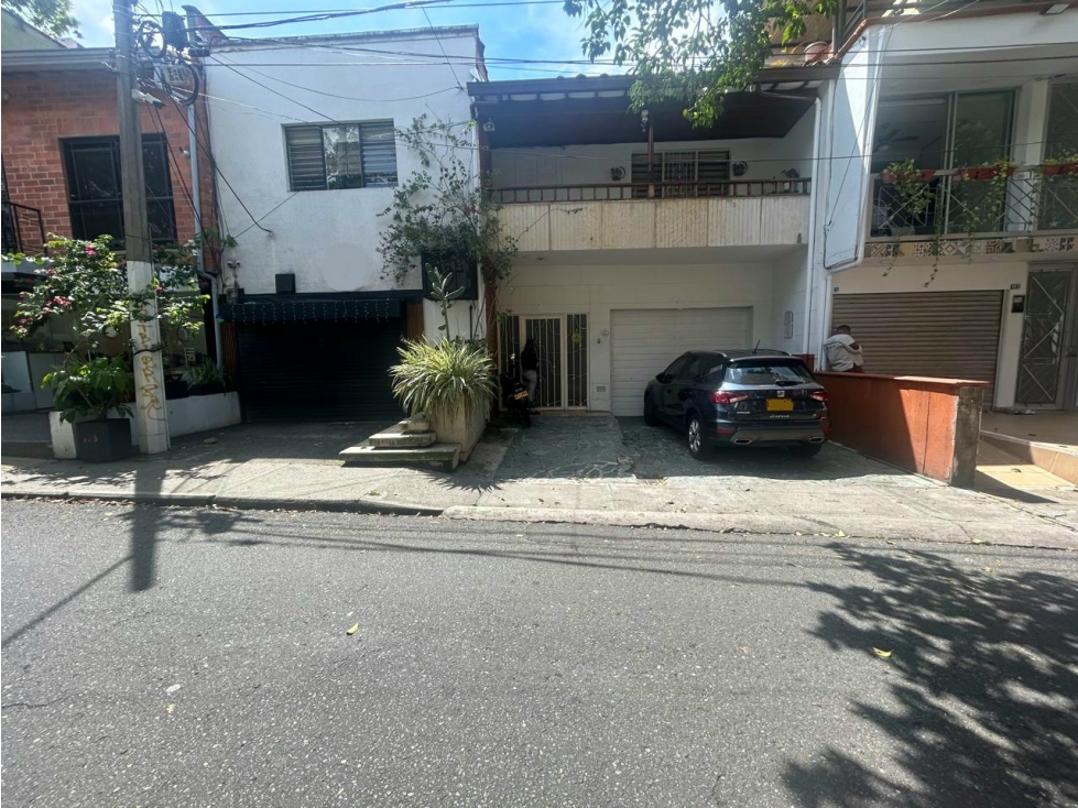 CASALOTE EN VENTA SECTOR BOLIVARIANA EN LAURELES
