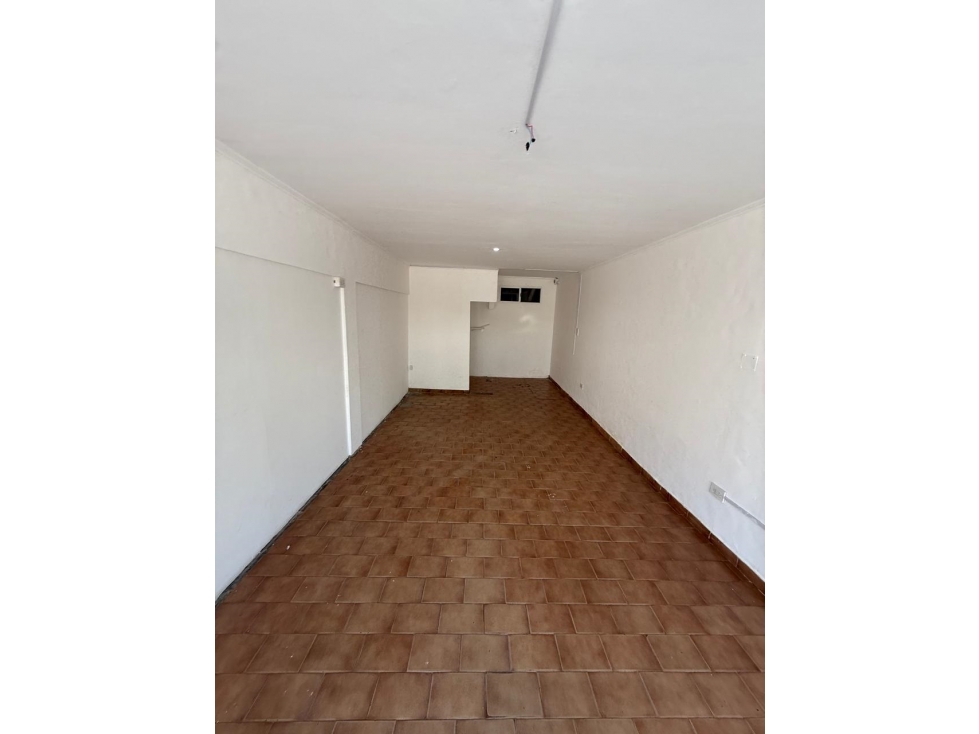 Local comercial con importante vidriera - 2