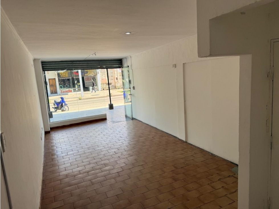Local comercial con importante vidriera - 3