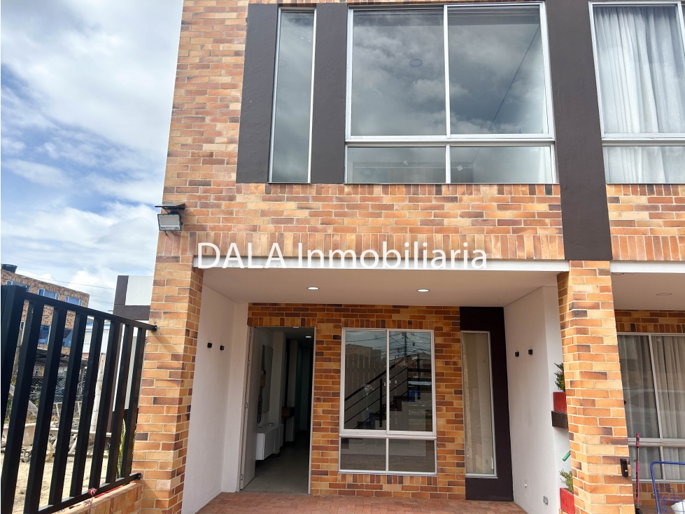 SE VENDE HERMOSA CASA EN COTA, SECTOR CENTRO