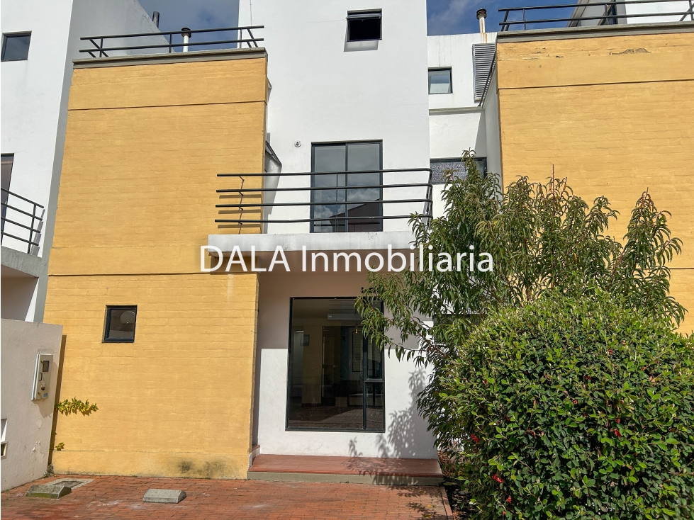 SE VENDE ACOGEDORA CASA EN CHIA, SECTOR RIO FRIO