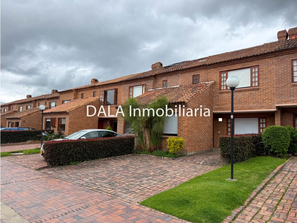 SE ARRIENDA CASA AV CHILACOS EN CHIA CUNDINAMARCA