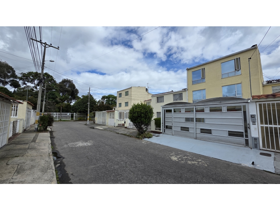 SE VENDE CASA REMODELADA EN VILLA DEL PRADO