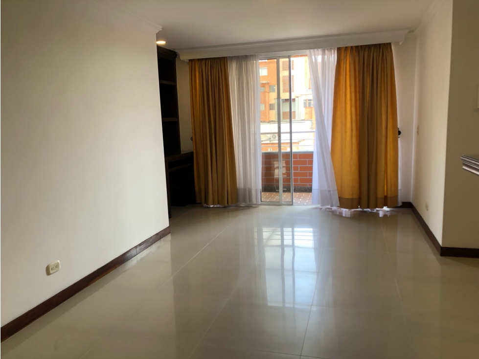 SE ARRIENDA APARTAMENTO EN PRIMER PARQUE DE LAURELES — foto 2