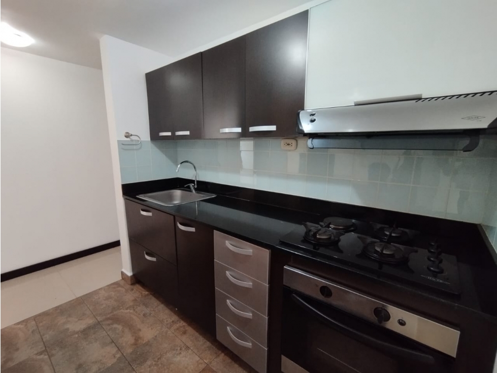 SE ARRIENDA APARTAMENTO EN LOMA DE LOS BERNAL — foto 3