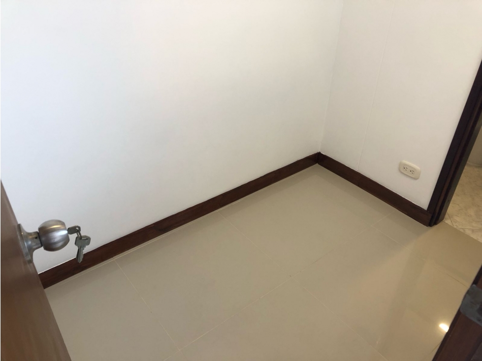 SE ARRIENDA APARTAMENTO EN PRIMER PARQUE DE LAURELES — foto 4