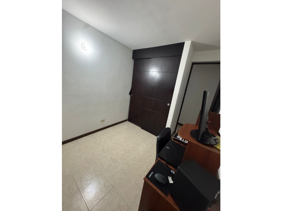 SE ARRIENDA APARTAMENTO EN LA LOMA DE LOS BERNAL