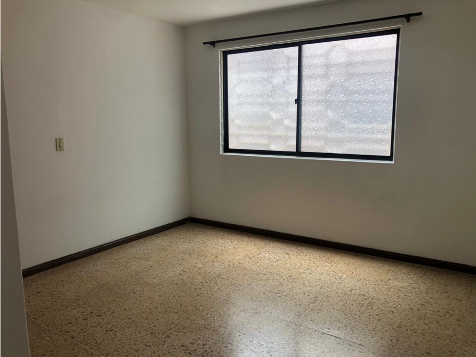SE ARRIENDA APARTAMENTO EN LA AMERICA