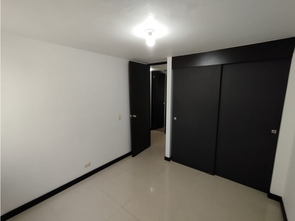 SE ARRIENDA APARTAMENTO EN LOMA DE LOS BERNAL — foto 4