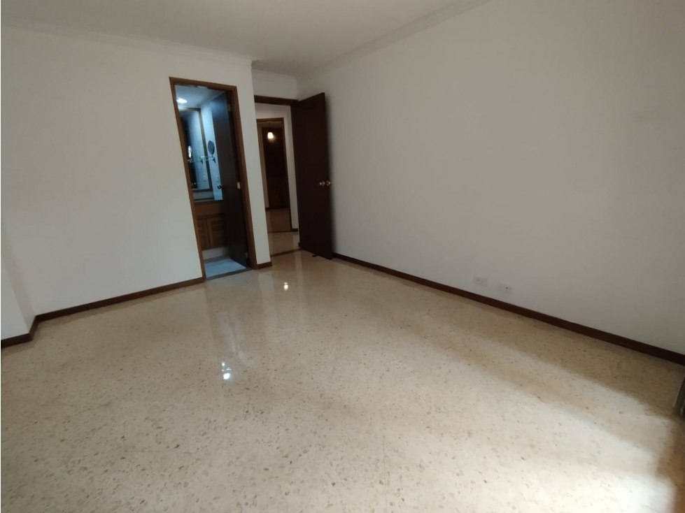 SE ARRIENDA APARTAMENTO EN EL SECTOR DE LAURELES — foto 4