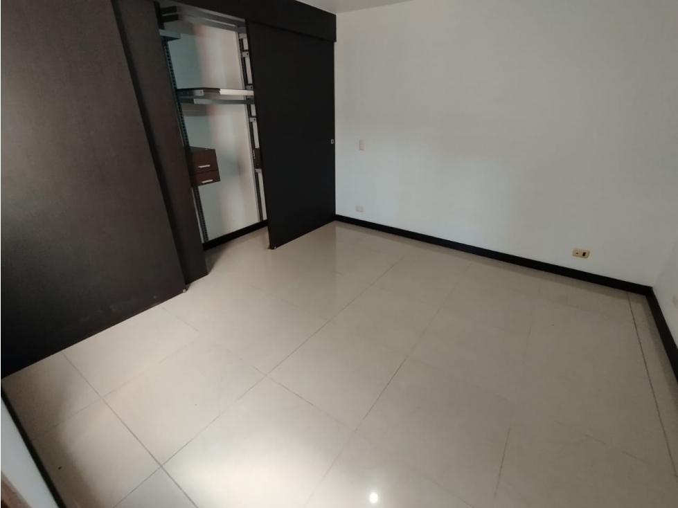 SE ARRIENDA APARTAMENTO EN LOMA DE LOS BERNAL — foto 5