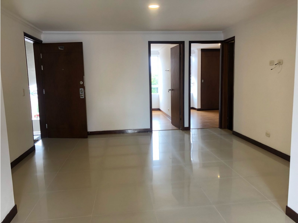 SE ARRIENDA APARTAMENTO EN PRIMER PARQUE DE LAURELES — foto 3