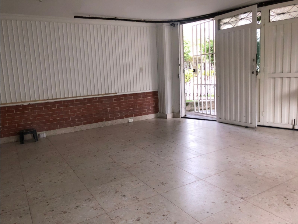 SE ARRIENDA LOCAL EN LAURELES