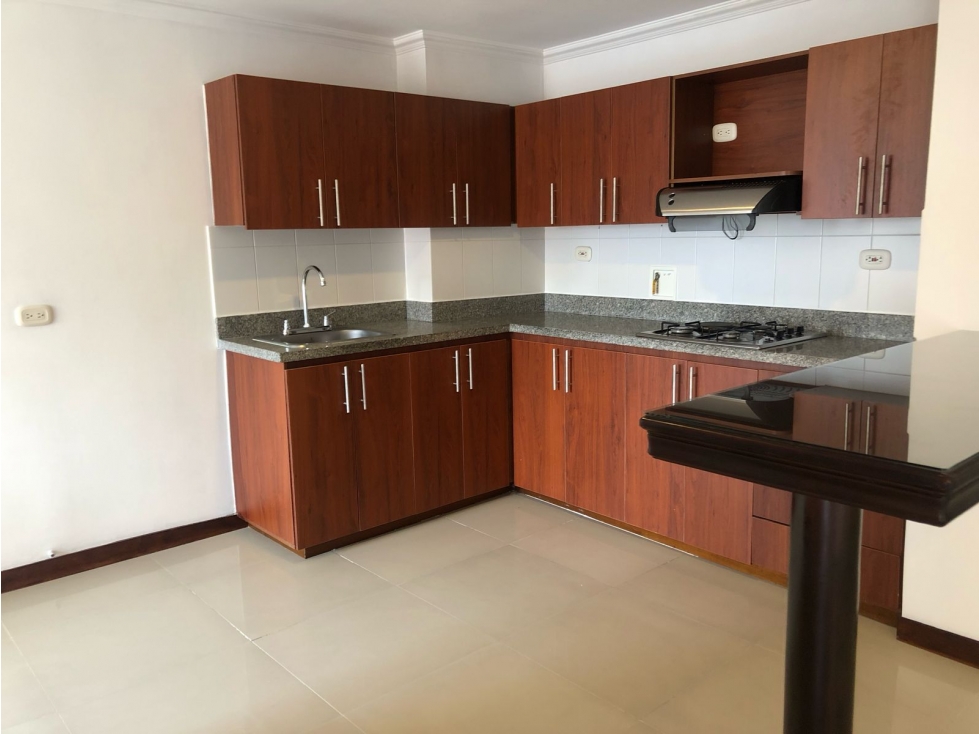 SE ARRIENDA APARTAMENTO EN PRIMER PARQUE DE LAURELES