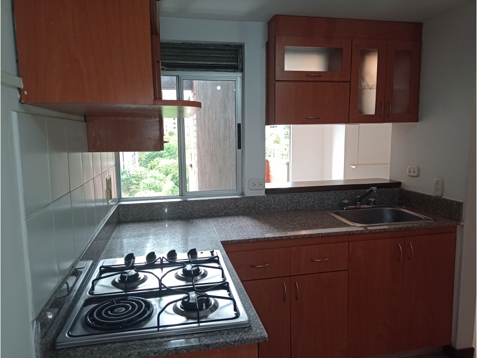 arriendo apartamento en el poblado en unidad cerrada