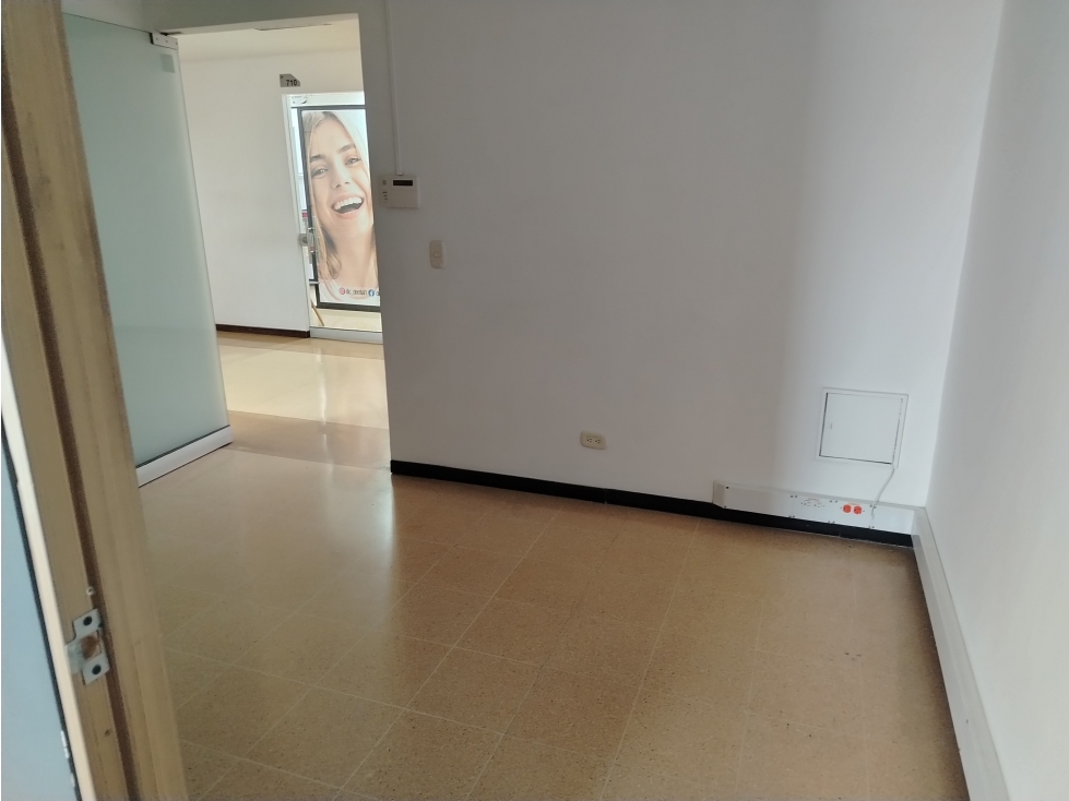 Oficina en arriendo sector laureles en edificio empresarial