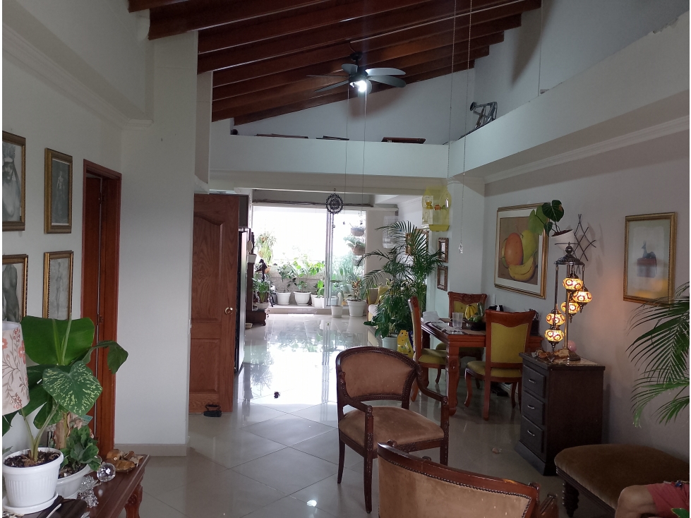 SE ARRIENDA APARTAMENTO DE TRES NIVELES DE 250 METROS