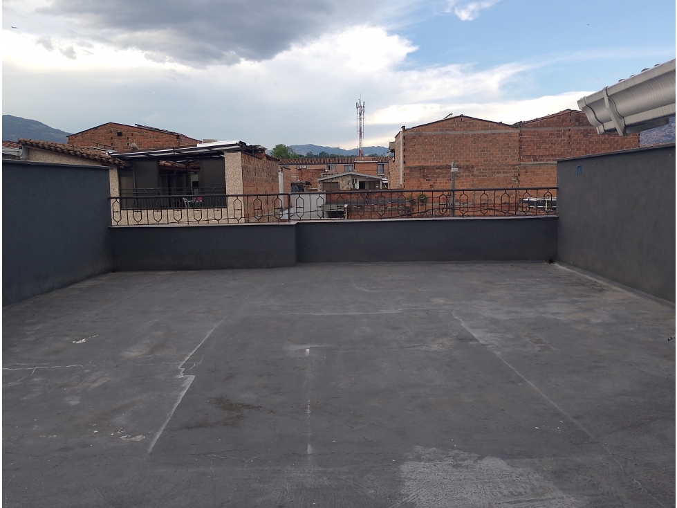 ARRIENDO CASA DE 6 ALCOBAS DE 170 METROS MAS TERRAZA DE 150 MTS — foto 2
