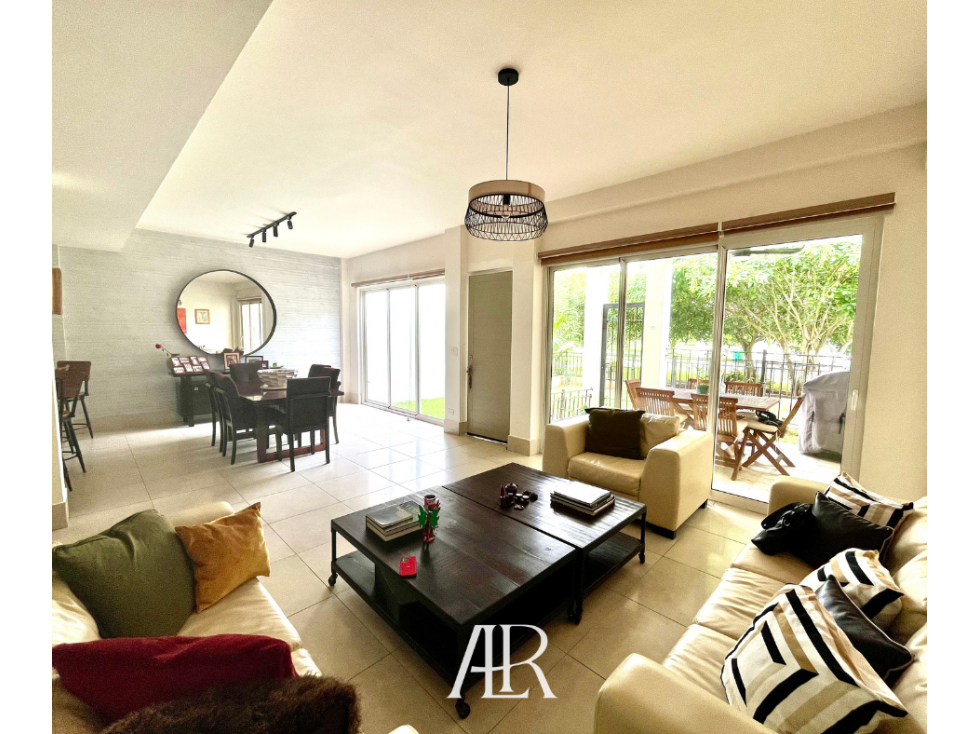 Vendo Espectacular Town Home en Santa Maria