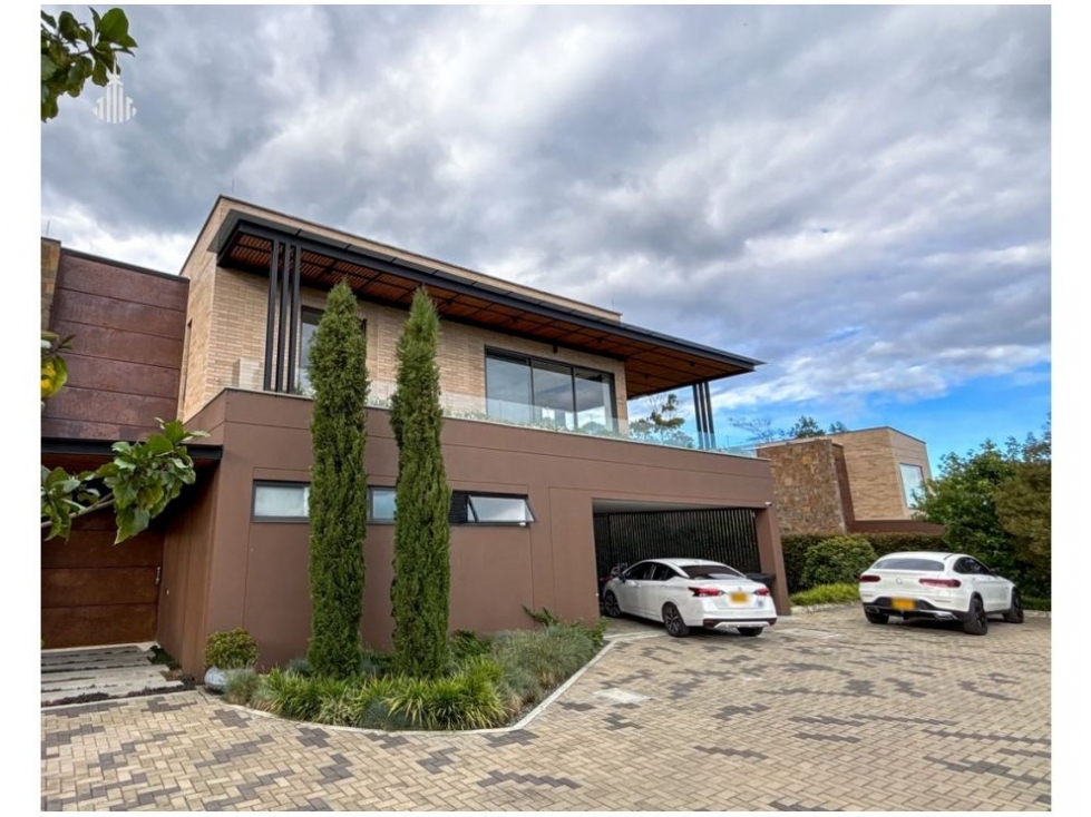 Venta y renta de casa en Envigado, sector Alto de las Palmas