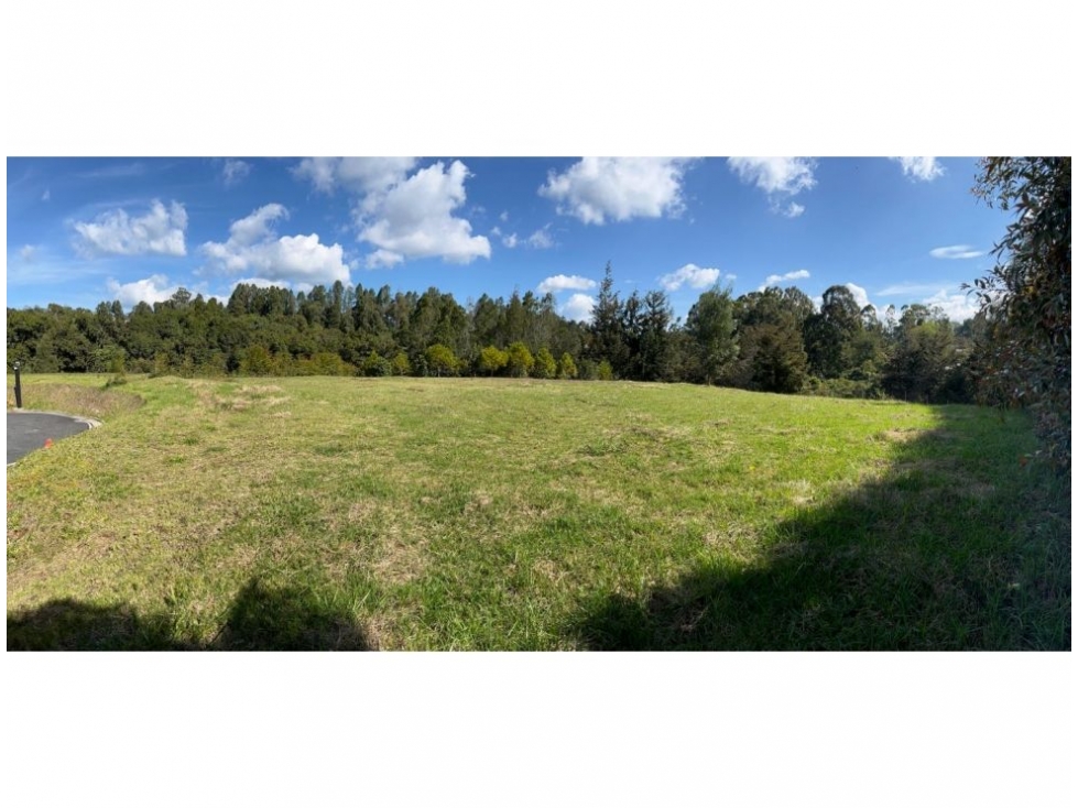 LOTE espectacular ubicado en calle cerrada con bosque he hilo de agua — foto 4