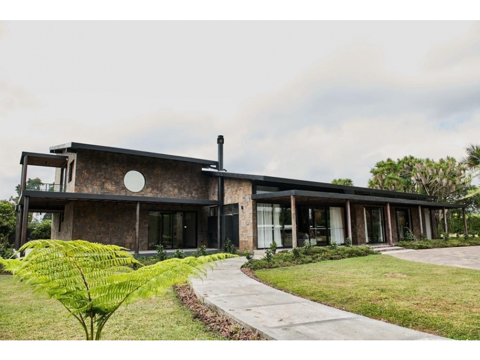 Casa con caballerizas, sector cabeceras-Rionegro