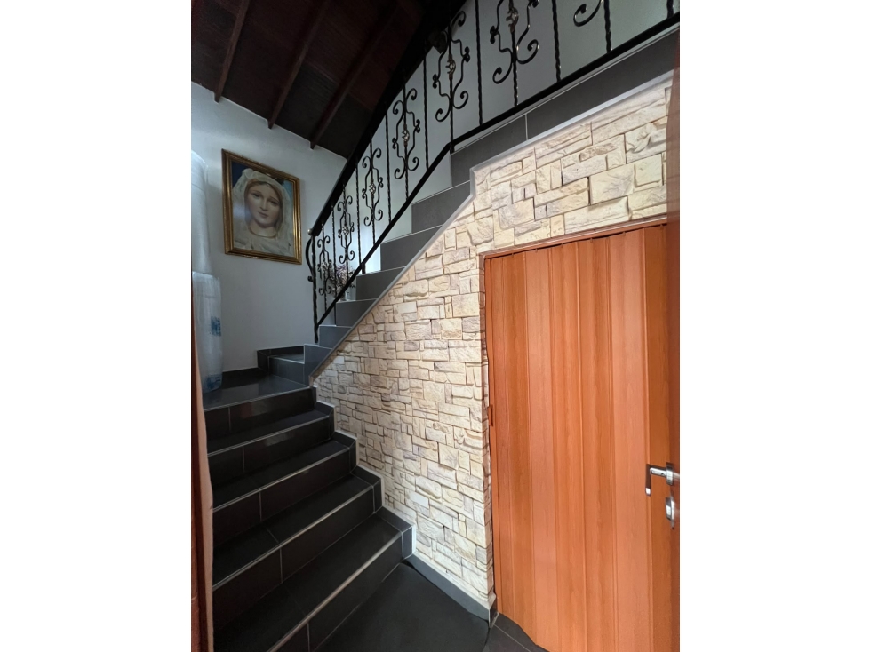 VENTA CASA PARTE BAJA CALASAZ SEGUNDO PISO CON COLEGA