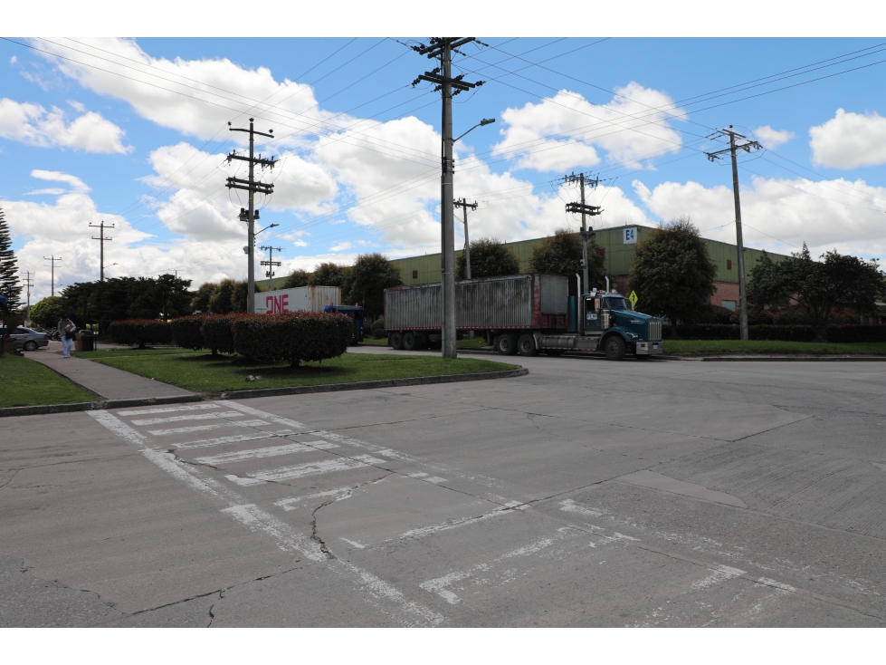 BODEGA FUNZA PARQUE INDUSTRIAL 2.524 M2 - 4