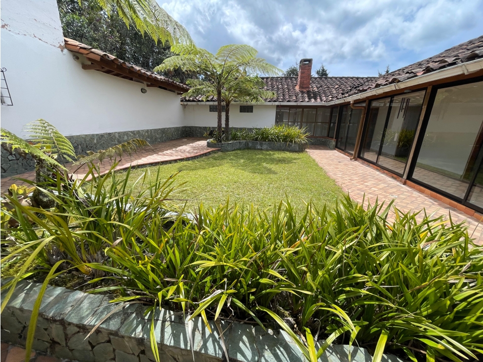 Finca con pesebrera y lote para desarrollo Rionegro Sector Sajonia