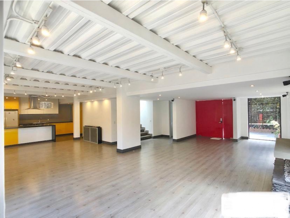 Casa con terrazas y jardines en Santa Ana | 345 m²
