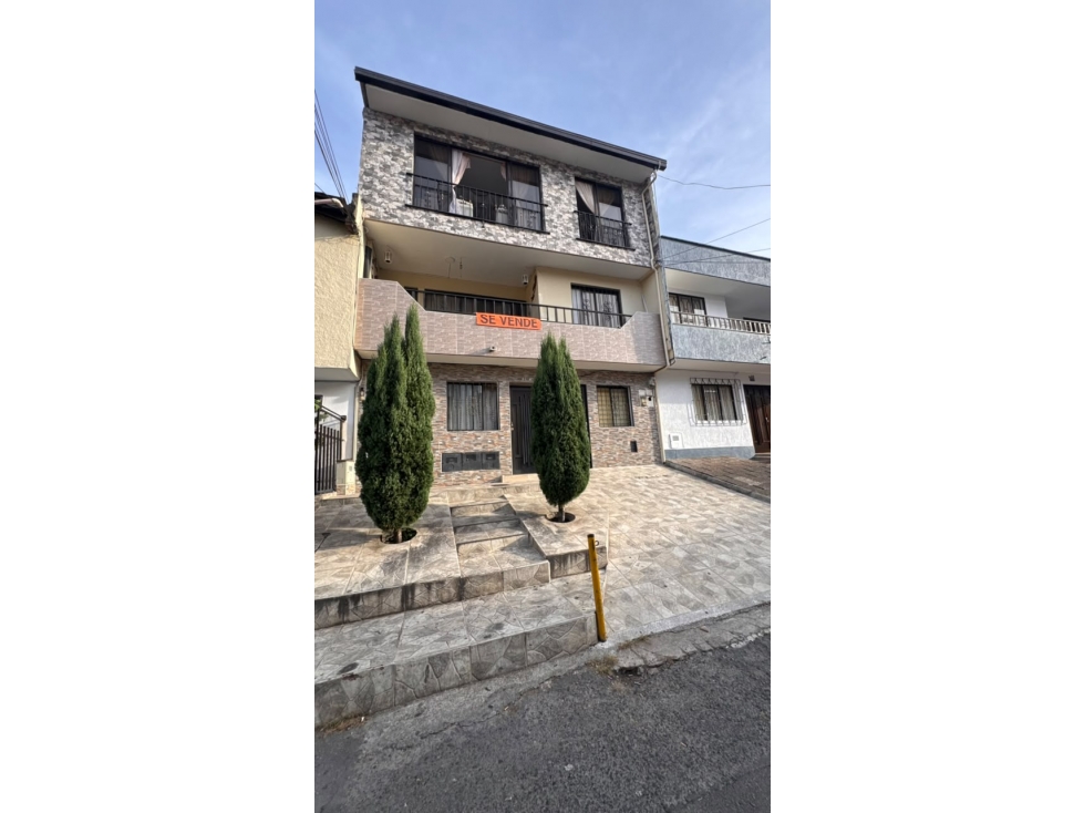 SE VENDE CASA EN BELEN ALTAVISTA PARTE BAJA CERCA A LA 80 Y MOLINOS*