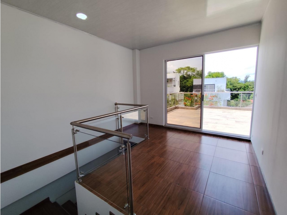 CASA DE 3 NIVELES EN SOPETRAN.