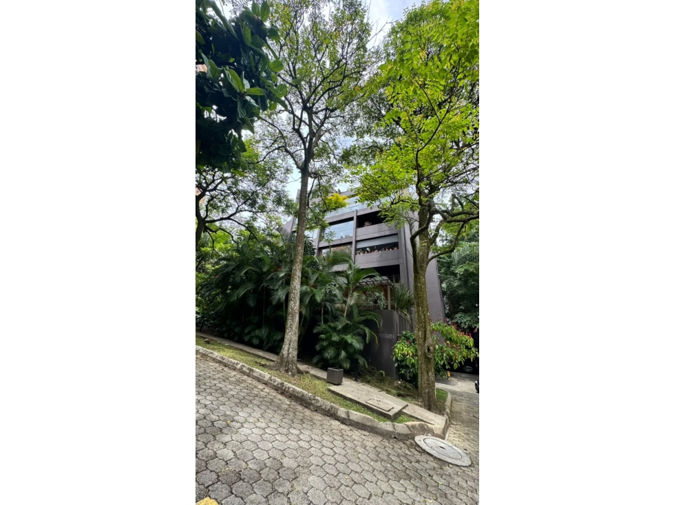 SE VENDE APAT POBLADO PARA REMODELAR CERCA A LA CLINICA MEDELLIN*