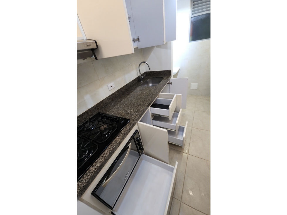 APARTAMENTO EN EL POBLADO, CON BALCÓN Y PARQUEADERO — foto 6