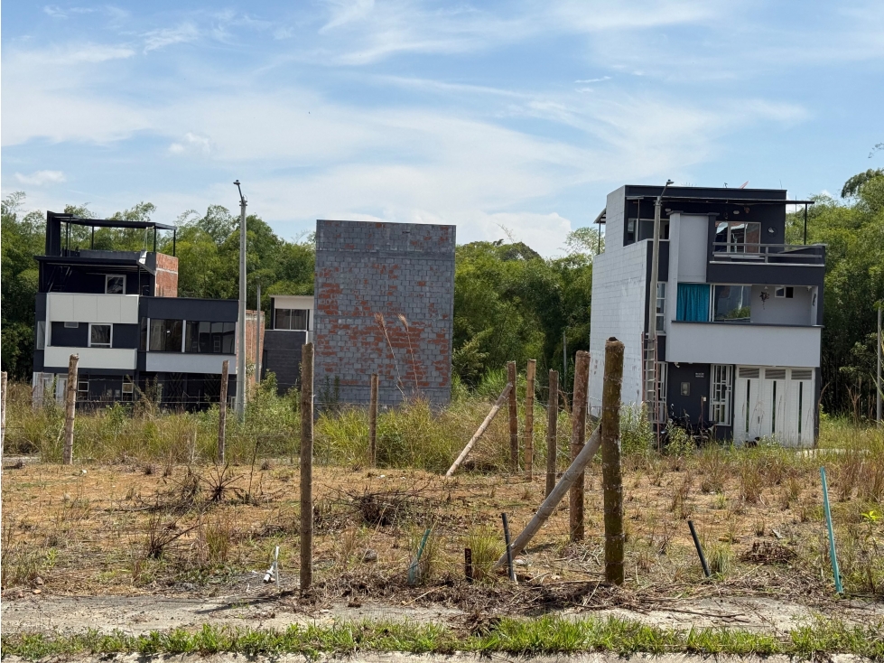 LOTE EN DOSQUEBRADAS - CONSTRUYA SU CASA DE HASTA 3 PISOS - 2