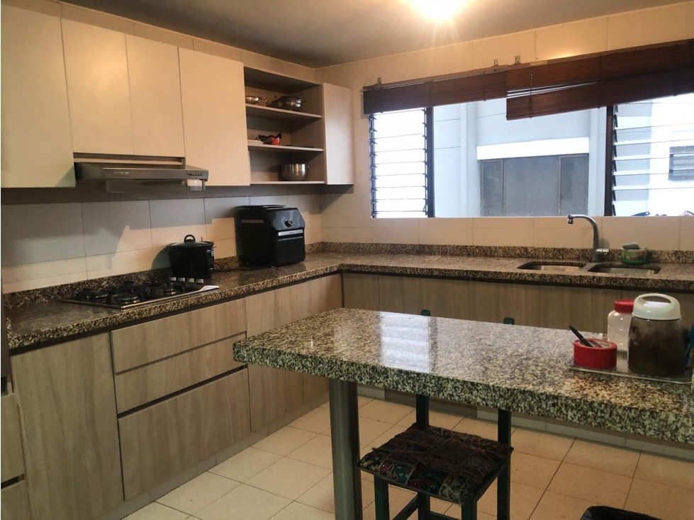 VENTA : Apartamento de 5 habitaciones, seis baños y dos balcones