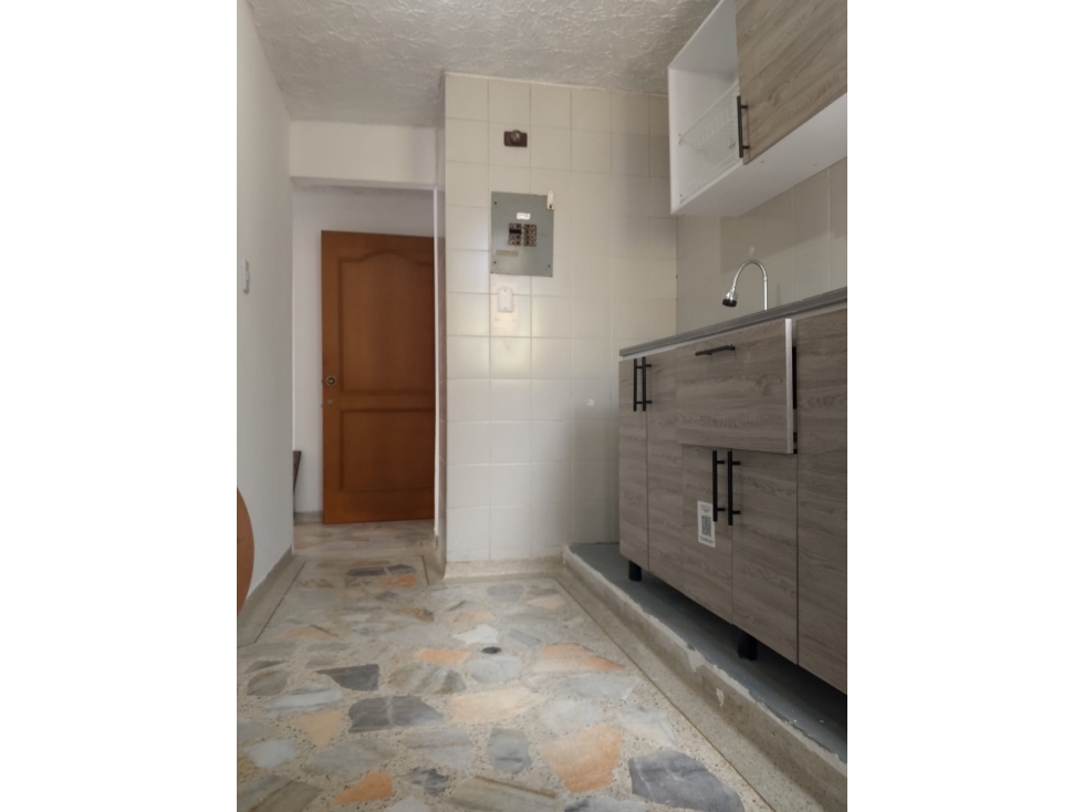 Apartamento en primer piso +parqueadero cubierto +buena ubicación — foto 2