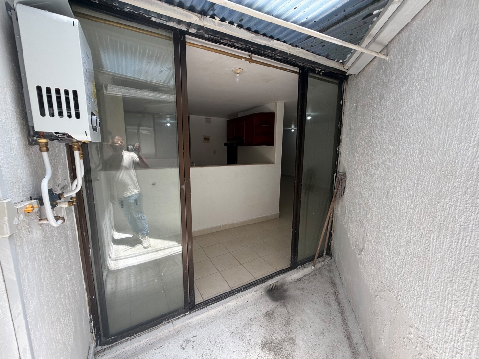 Apartaestudio en Maraya - 48 m², patio y administración incluida — foto 4