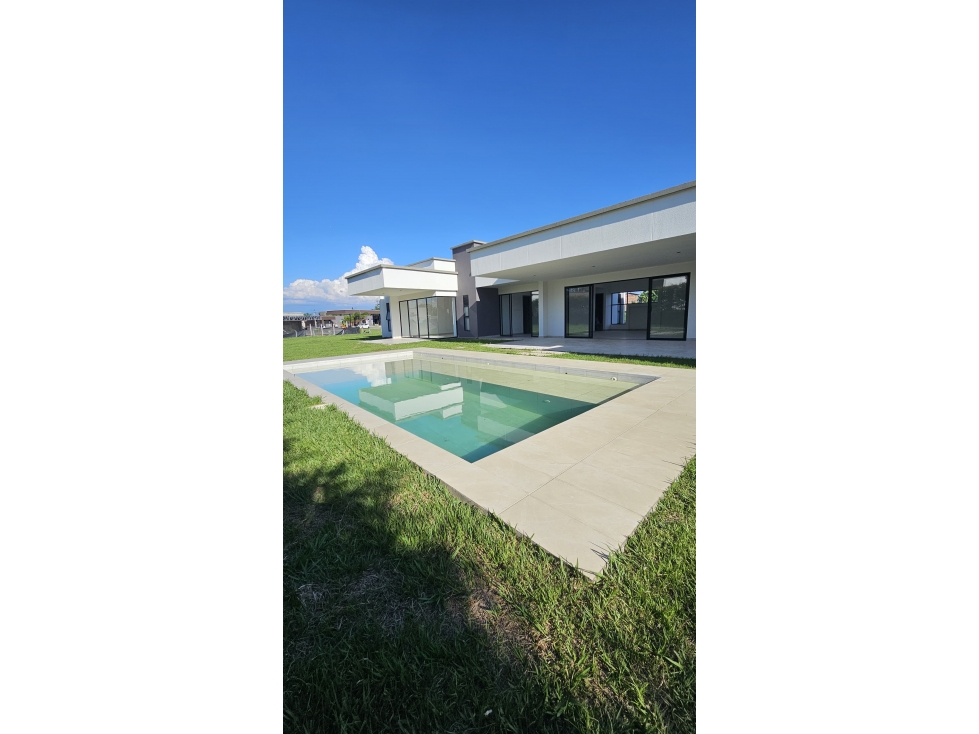 CASA CAMPESTRE EN VENTA EN CERRITOS LOTE PLANO + PISCINA