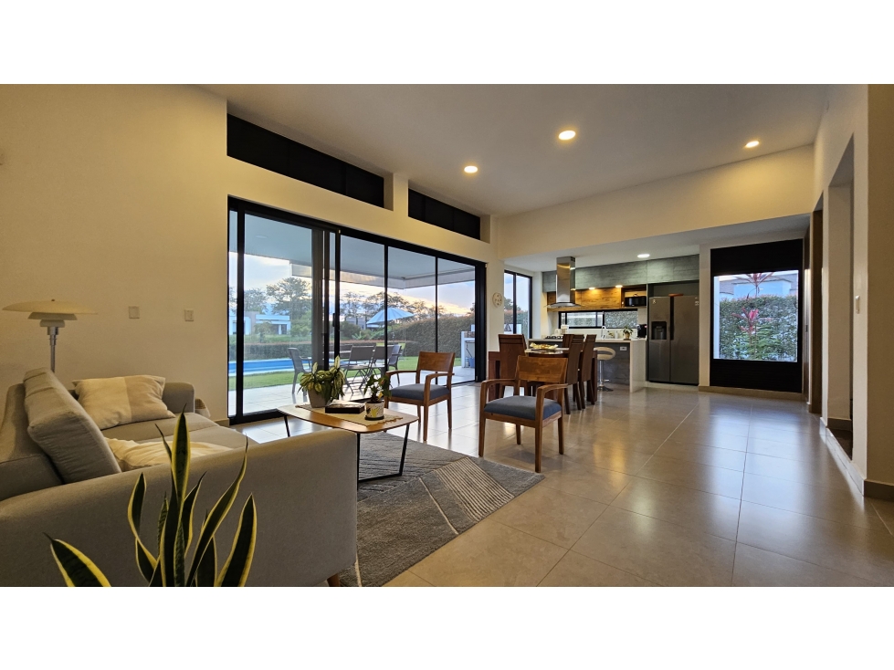 CASA CAMPESTRE EN CERRITOS - TECHOS DOBLE ALTURA, PISCINA Y JARDIN — foto 2