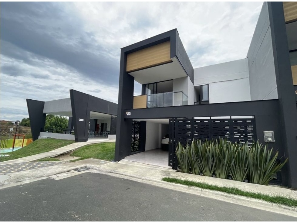 Casa en Cerritos, con 3 habitaciones, balcón y parqueadero doble