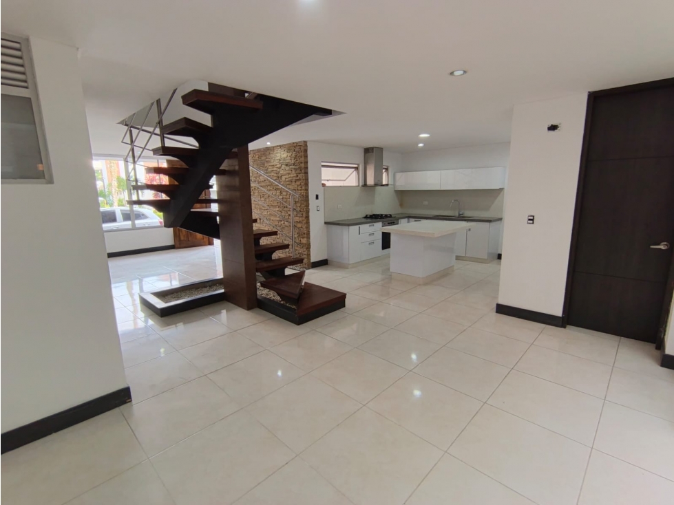 Casa en venta en Villa Olímpica con 4 habitaciones y garaje