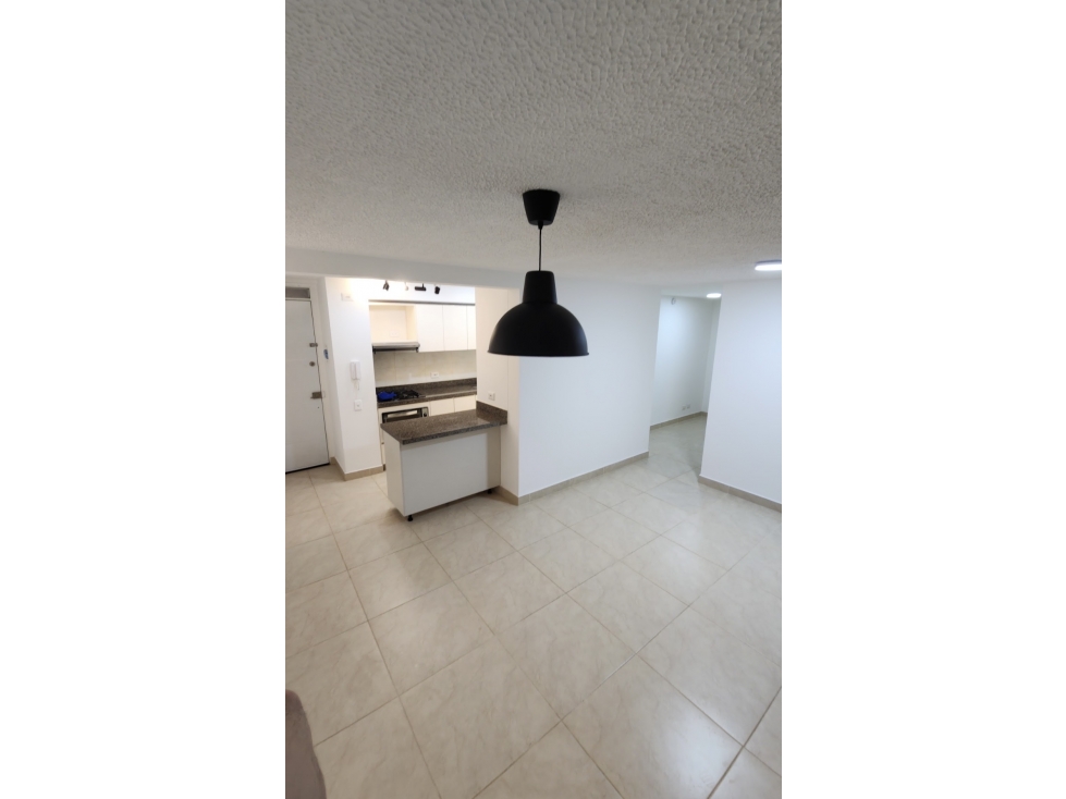 APARTAMENTO EN EL POBLADO, CON BALCÓN Y PARQUEADERO