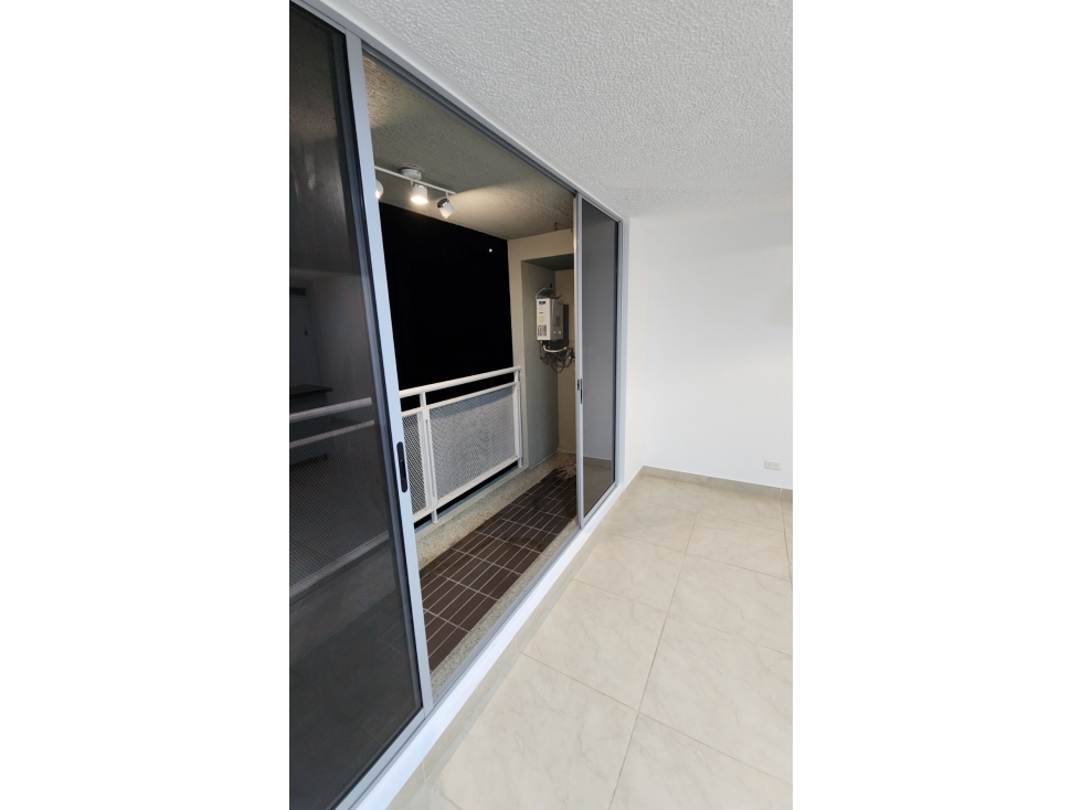 APARTAMENTO EN EL POBLADO, CON BALCÓN Y PARQUEADERO — foto 4